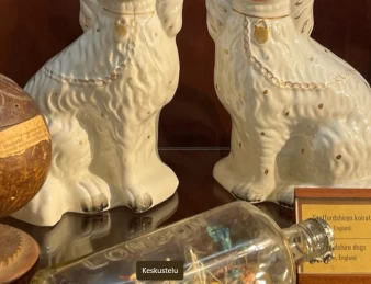 luokkakuvia seinällä