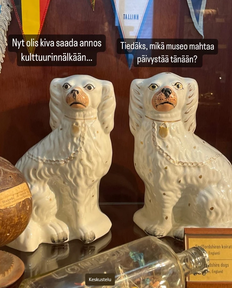 luokkakuvia seinällä