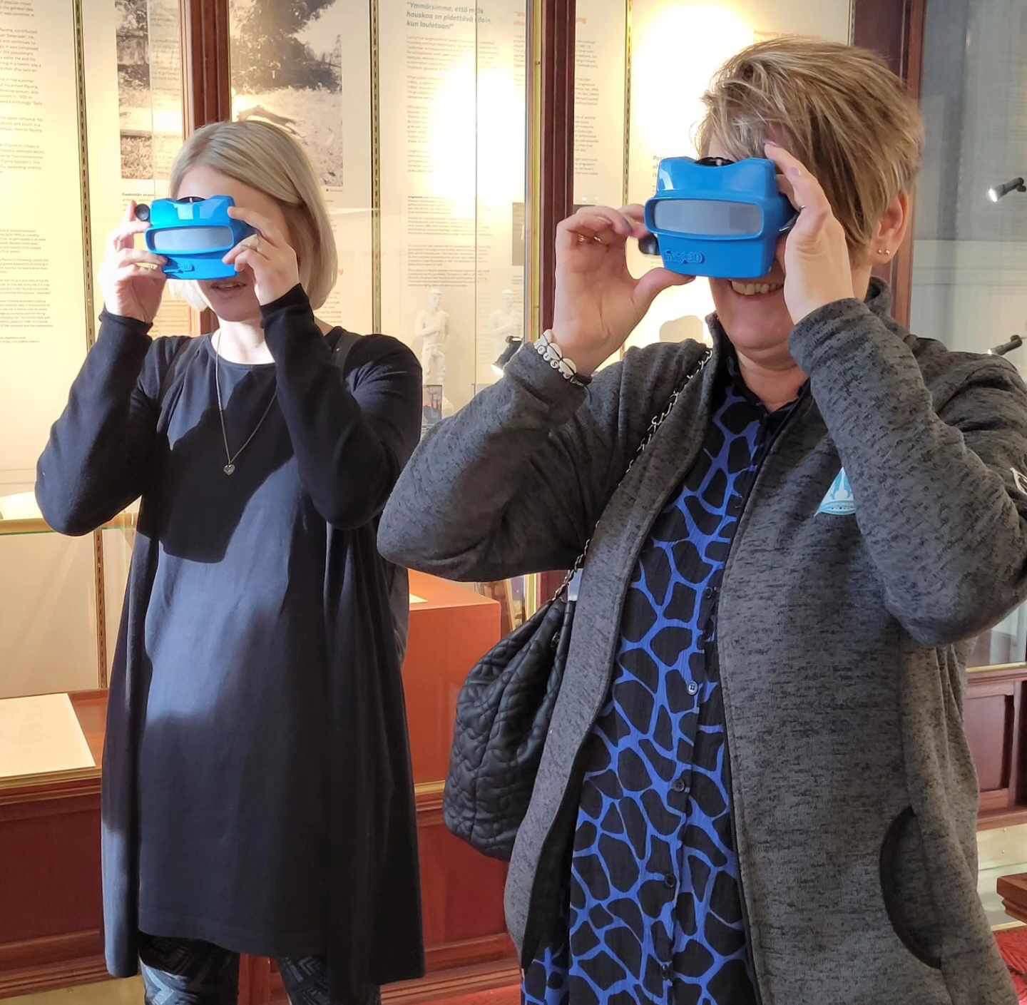 luokkakuvia seinällä