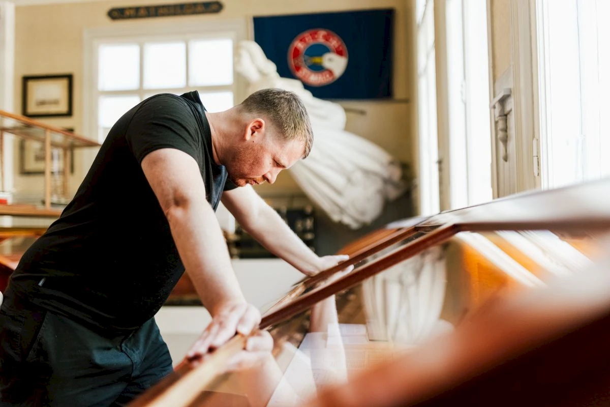 luokkakuvia seinällä