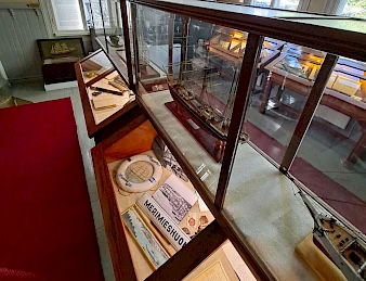 luokkakuvia seinällä