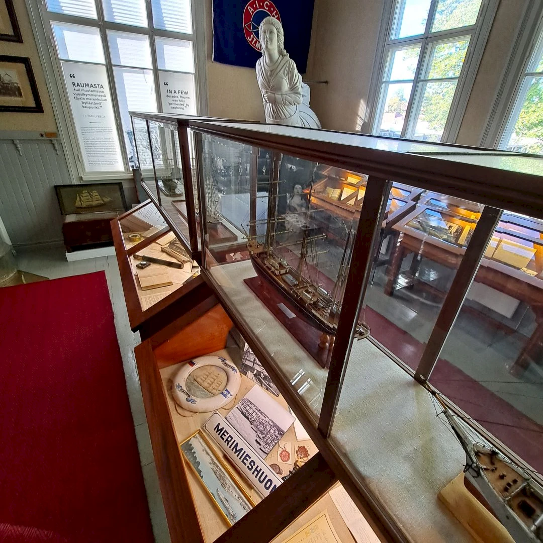 luokkakuvia seinällä