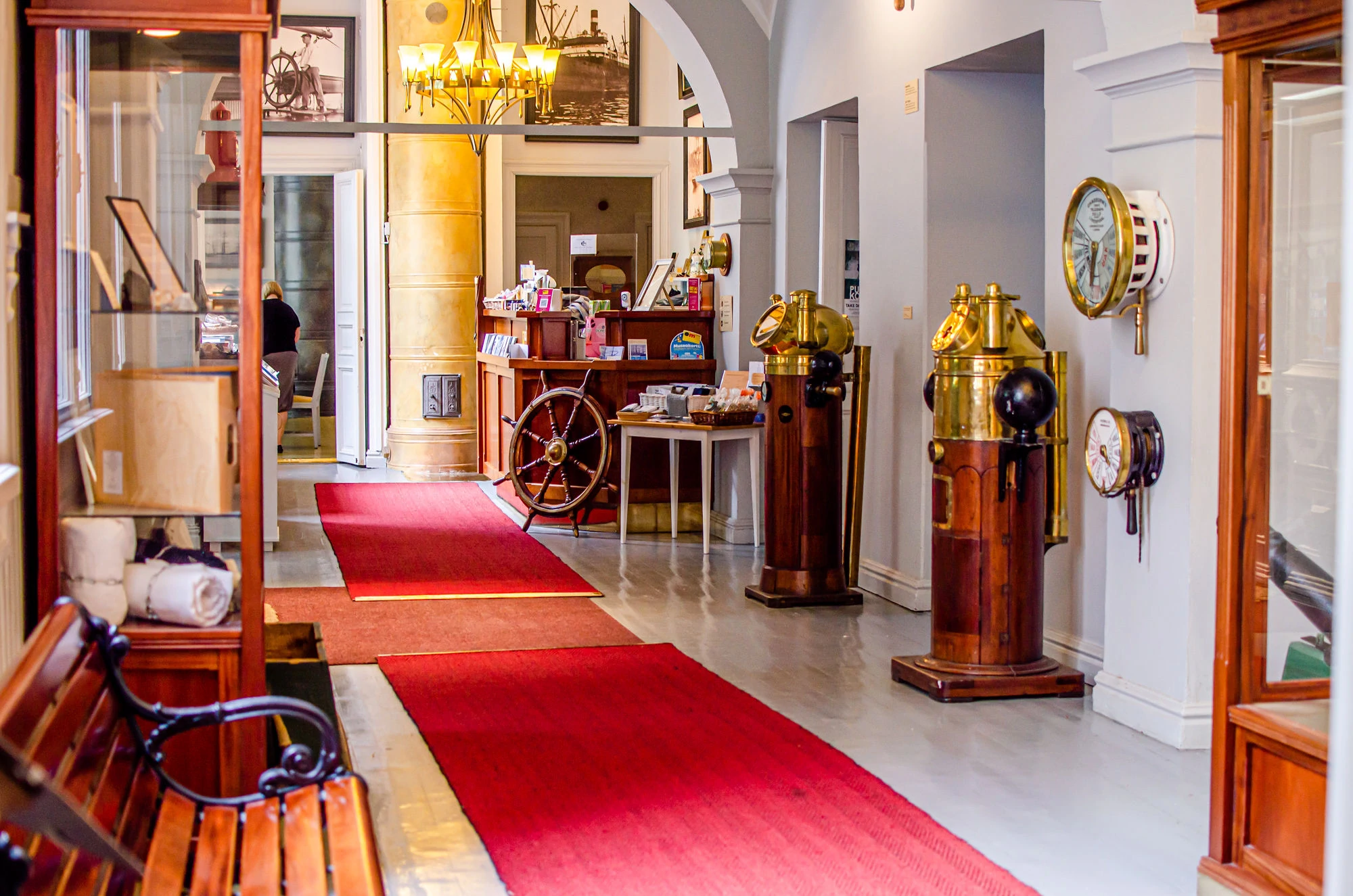 luokkakuvia seinällä